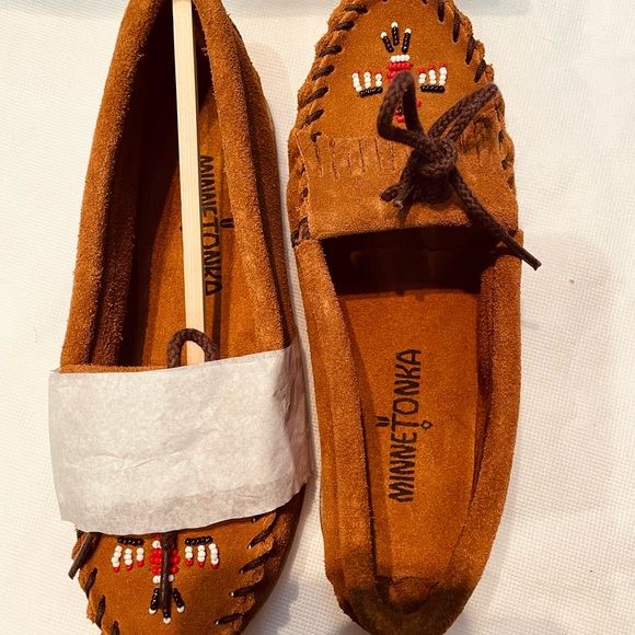 NIB Minnetonka Brown Suede Beaded Fringe  Soft Moccasin, big girl size 2 - Picture 5 of 8